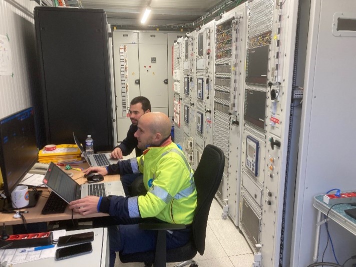 Ingénieurs effectuant la mise en service des armoires IED R#SPACE. Source : Straton