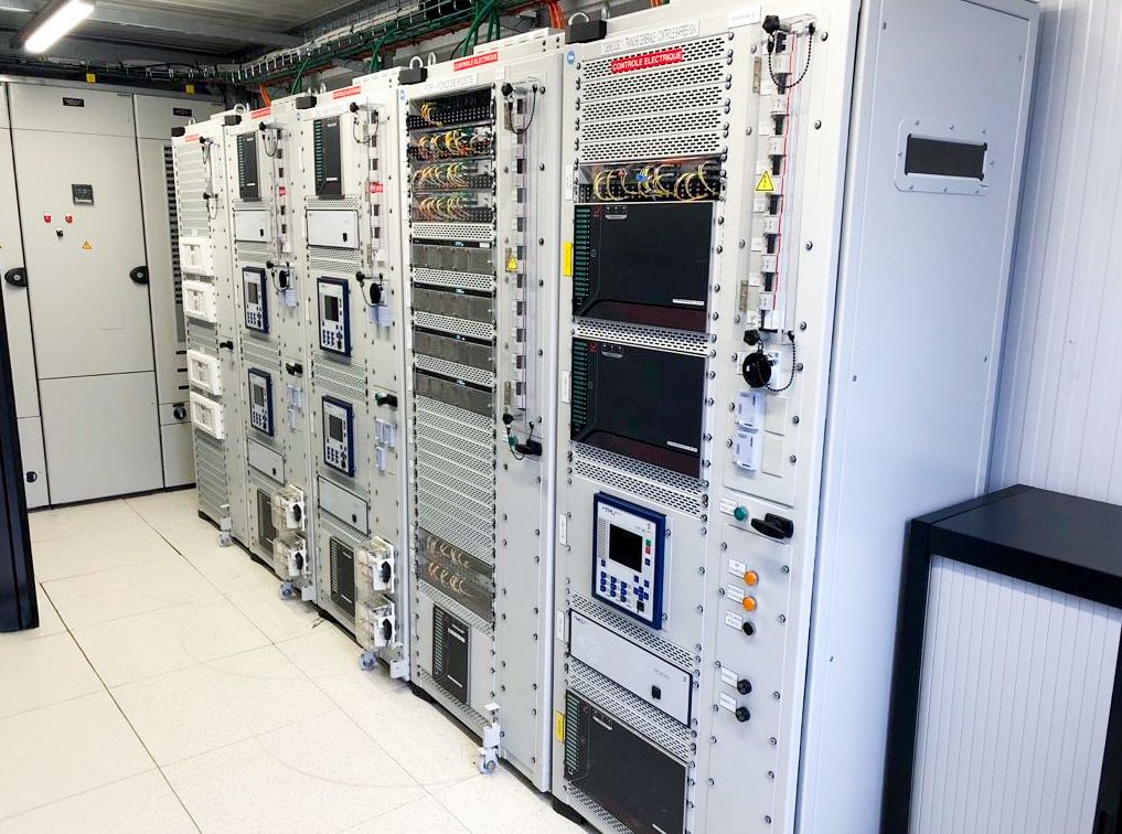 Cubículos de IED do R#SPACE montados para teste de fábrica. Fonte: Efacec